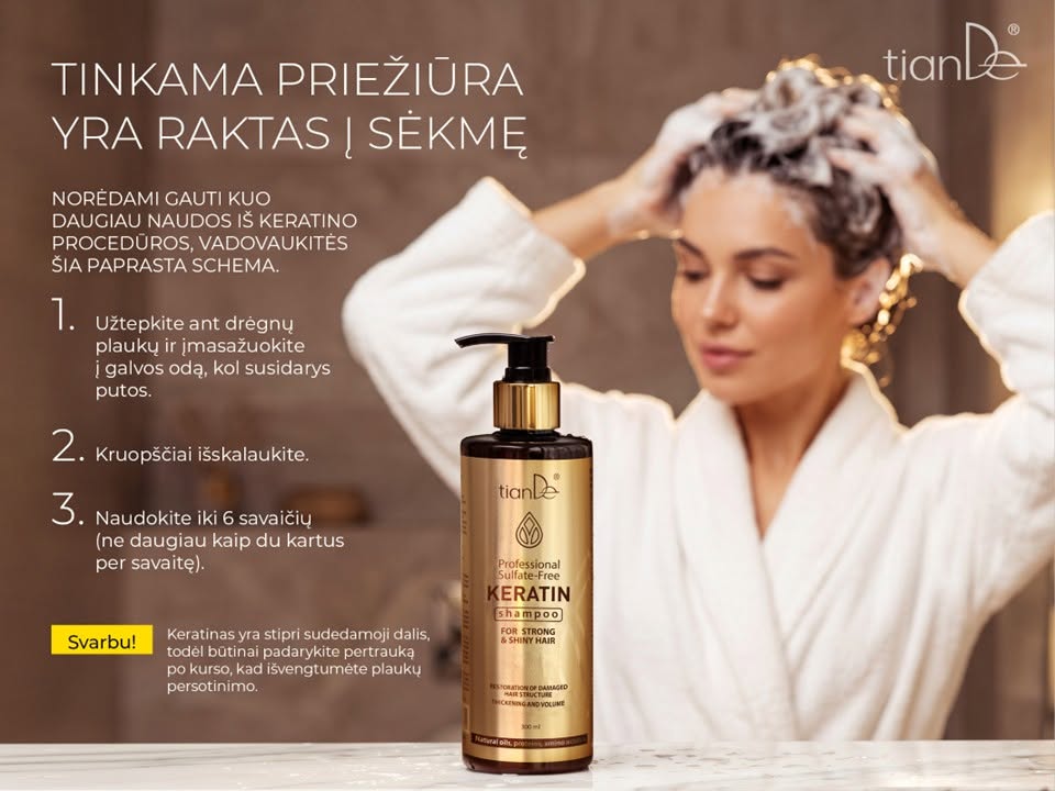 Moteris plauna galvą su keratino šampūnu